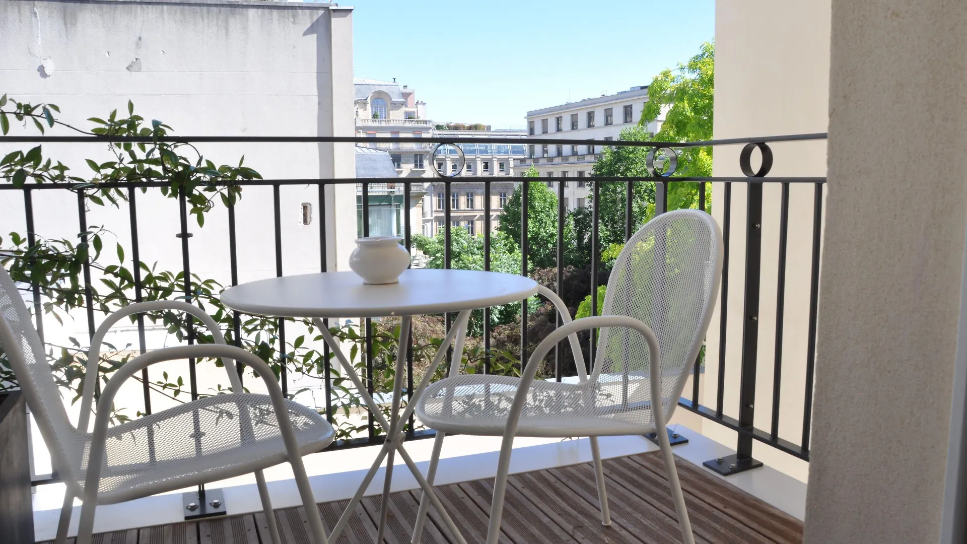 Perpetual Elysee Montaigne Paris