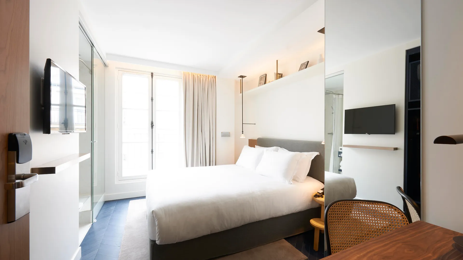Perpetual Elysee Montaigne Paris
