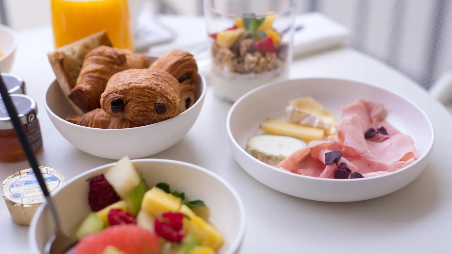 Perpetual Elysee Montaigne Hotel 4*